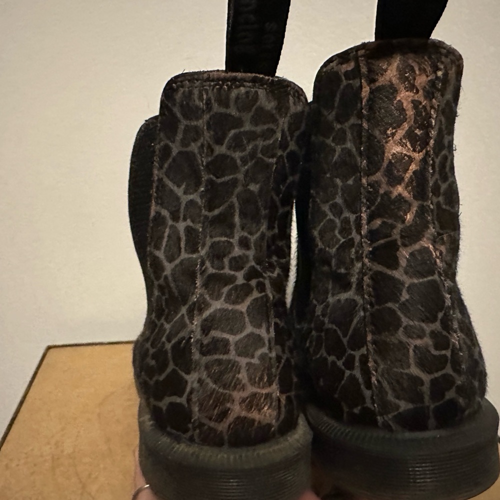 Dr. Martens Black Gray Giraffe-Print Chelsea Ankle Boots - Picture 10 of 12